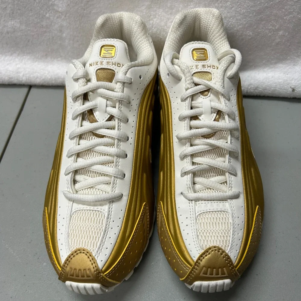 Nike Womens Size 6.5 Shox R4 Gold/Soft Pearl/Metallic Gold Athletic Shoes